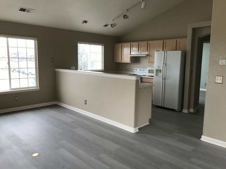 Kitchen - 960 W 112th Ave