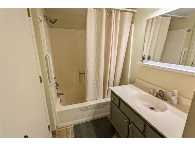 Building Photo - 6500 Woodlake Dr