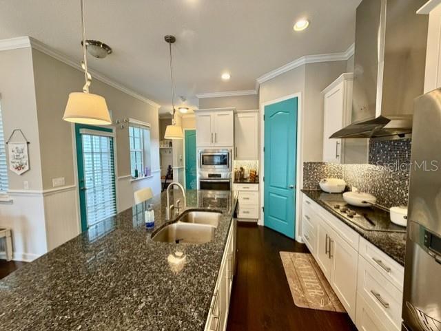 Building Photo - 1596 Castile St