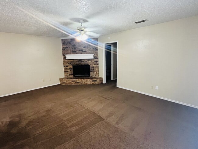 Building Photo - 2 Bedroom Duplex