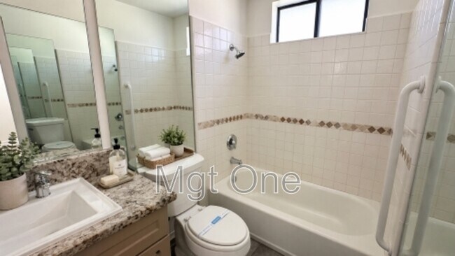 Building Photo - 819 W 15th St