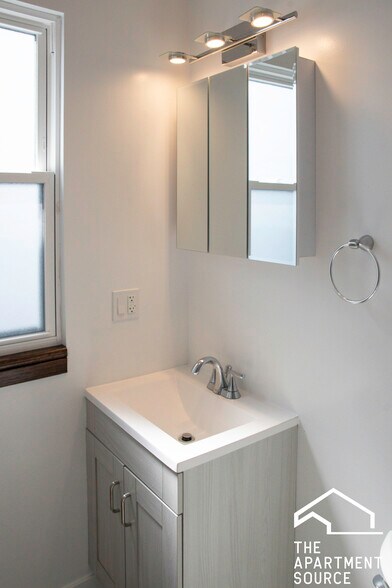 Building Photo - 1929 W Montrose Ave