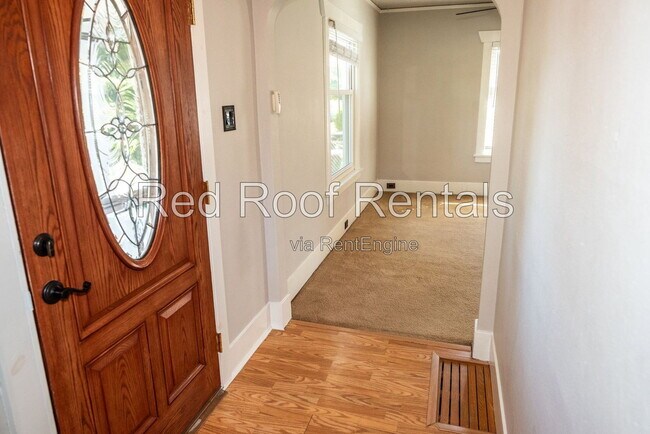 Building Photo - 702 S 51st St