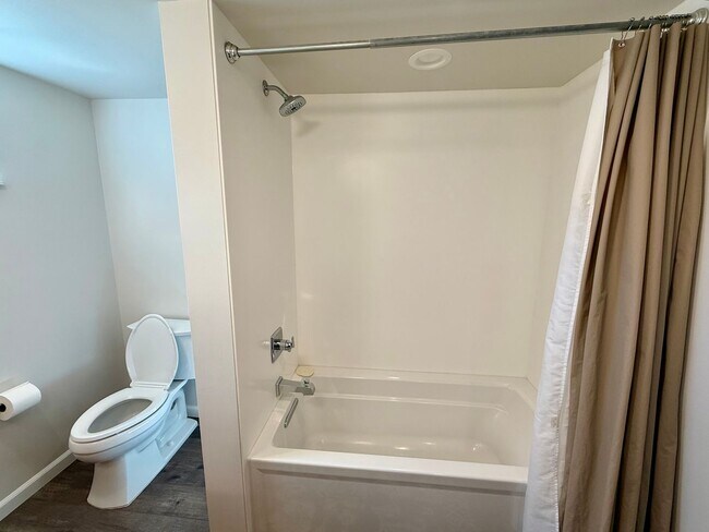 Building Photo - 3 Bedroom / 2 Bath Home - Bespoke Elegance in the University District!