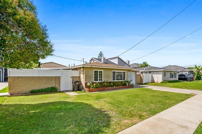 Building Photo - Bungalow In Huntington Beach