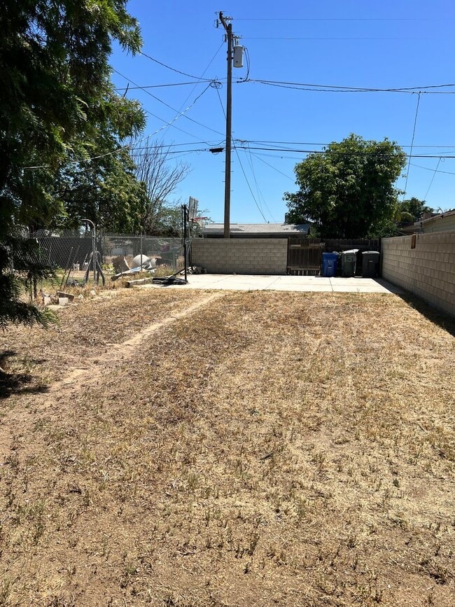 Building Photo - 2 Story, 2 Bedrooms, 2 Bath home with larg...