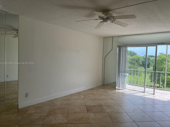 Building Photo - 950 Hillcrest Dr