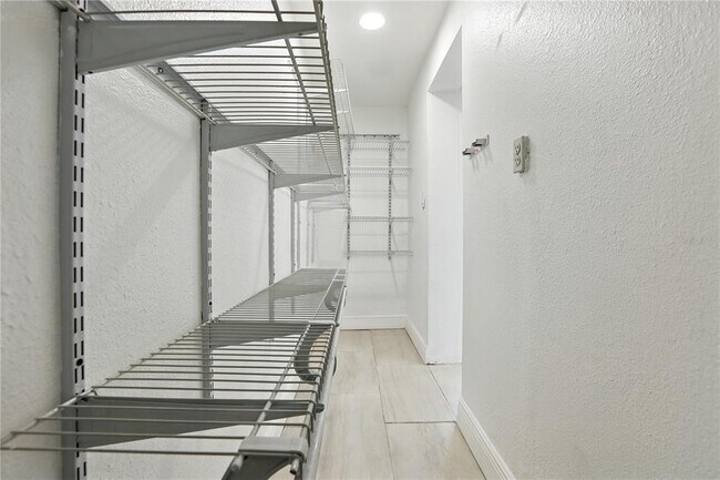 Building Photo - 614 N Hyer Ave