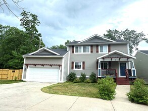 Building Photo - 2 Maple Vlg Ct