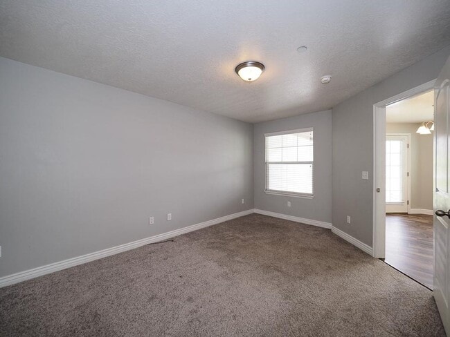 Building Photo - Beautiful Daybreak Condo