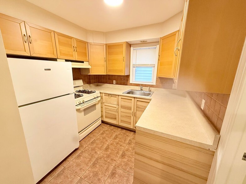 Building Photo - 47 Lester St