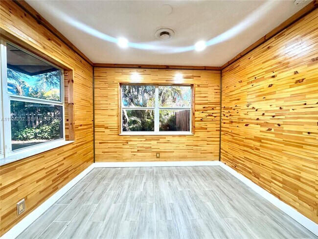 Building Photo - 912 NE 9th Ct