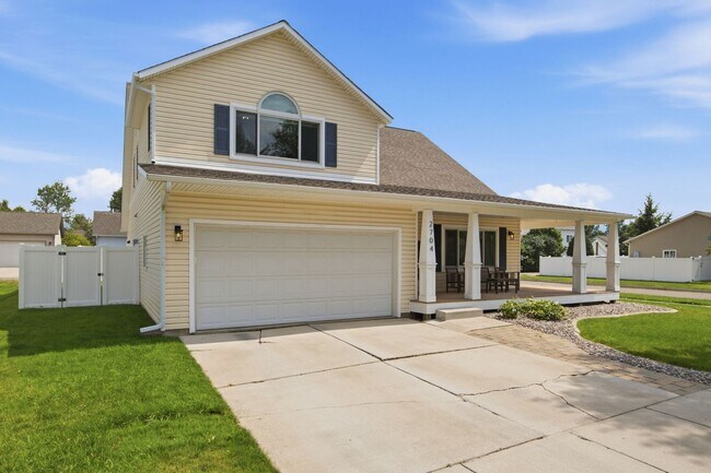 Building Photo - 2704 Stratford Ln