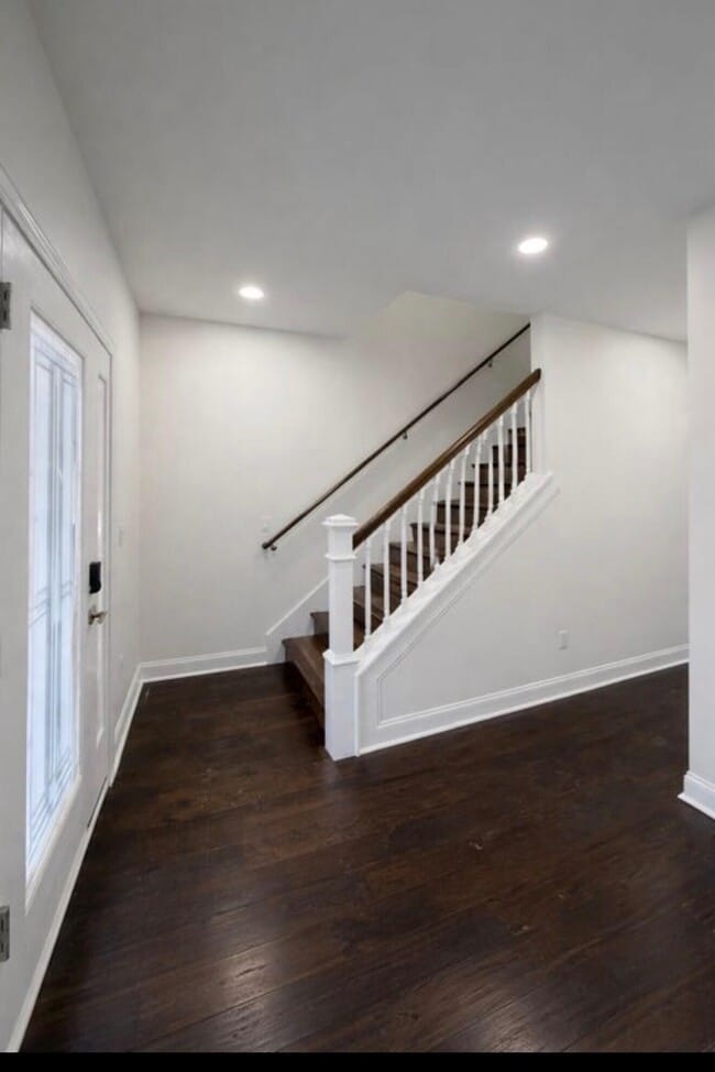 Building Photo - 2594 Eastlawn Ave