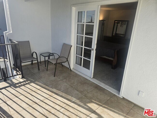Building Photo - 506 S Grevillea Ave