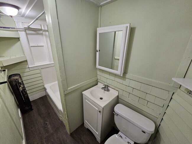 Building Photo - $1475/mo - 1 Bed / 1 Bath Second floor Apartment in Downtown Manchester with All Utilities Included!
