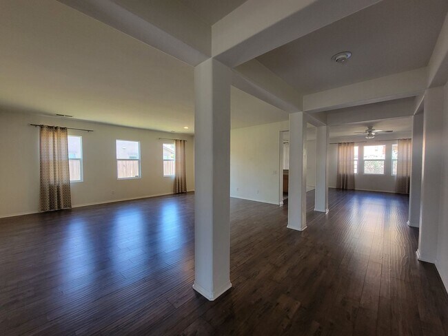 Building Photo - Gorgeous Single Story Home