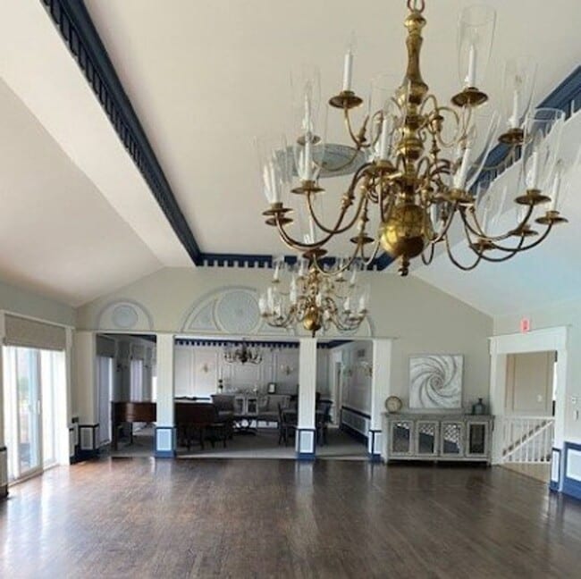 Building Photo - $2,175 Chapel Hill Condo For Rent
