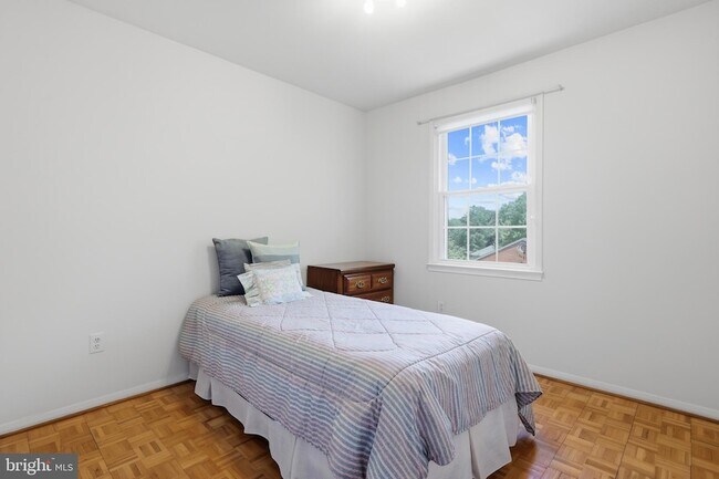 Building Photo - 8350 Glastonbury Ct