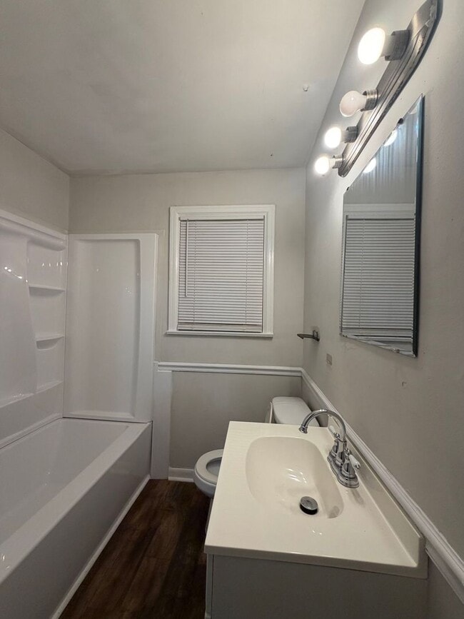 Building Photo - 3871 Sherwood Dr