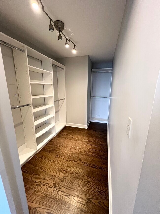 Building Photo - 1960 N Lincoln Park W