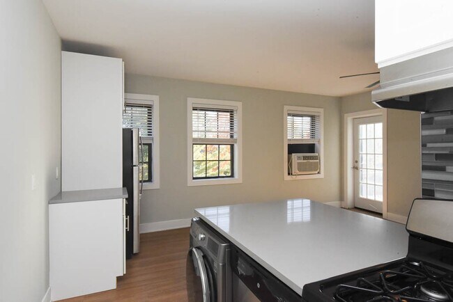 Building Photo - 735 Judson Ave