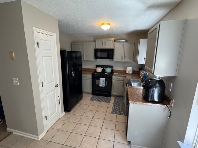 Building Photo - Beautiful 3 Bedroom 2 Bath Home Close to I-20.