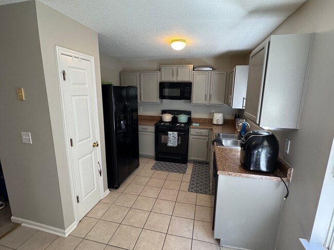 Building Photo - Beautiful 3 Bedroom 2 Bath Home Close to I...