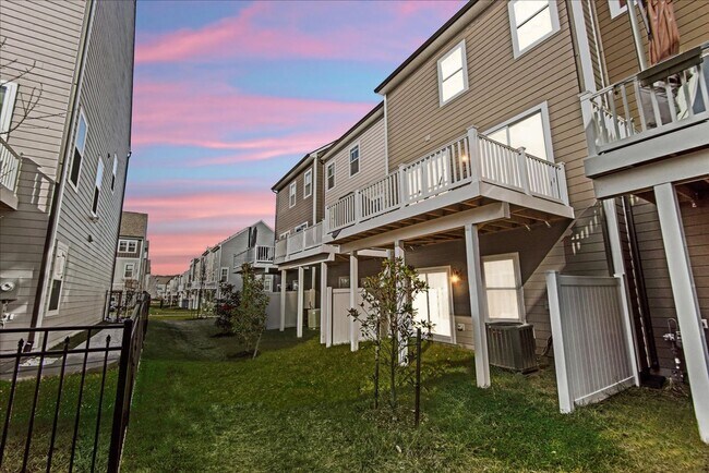 Building Photo - Like New! CLOSE TO I-95 & QUANTICO!