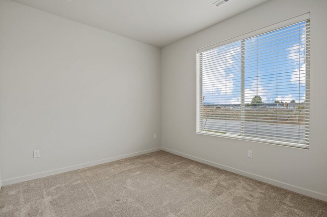 Building Photo - CDA Place Neighborhood- upgraded 3 bed 2 b...