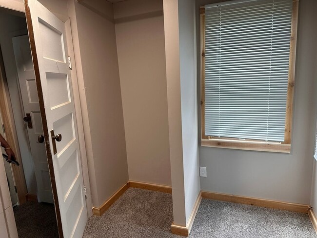 Building Photo - 1 Bed, 1 Bath house in Belt