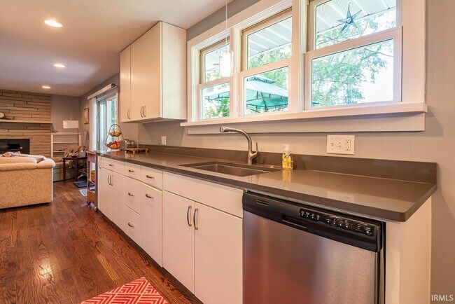 Building Photo - 1708 E Windsor Dr