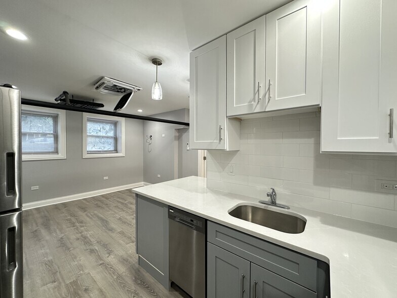 Building Photo - 1224 W Rosemont Ave