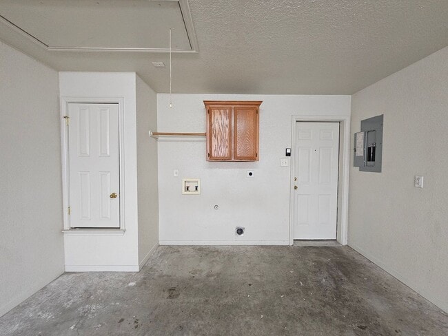 Building Photo - AVAILABLE NOW!