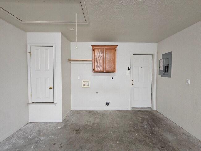 Building Photo - RENT REDUCTION & AVAILABLE NOW!