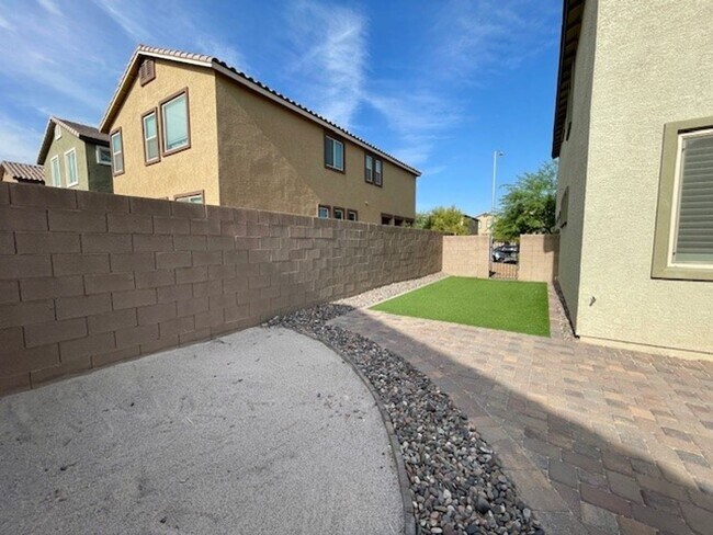 Building Photo - Beautiful South West Home-Coming Soon-8/21/26!