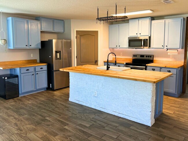 Building Photo - Stylish 4-Bedroom Home with Fenced Yard – ...