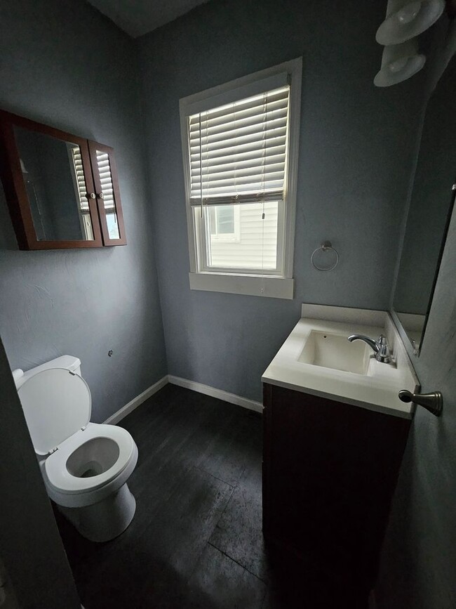 Building Photo - Lower 3 bedroom unit East Side