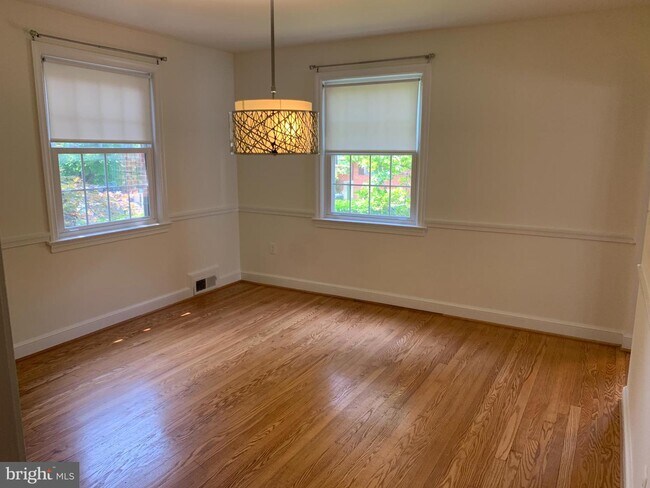 Building Photo - 5203 Saratoga Ave