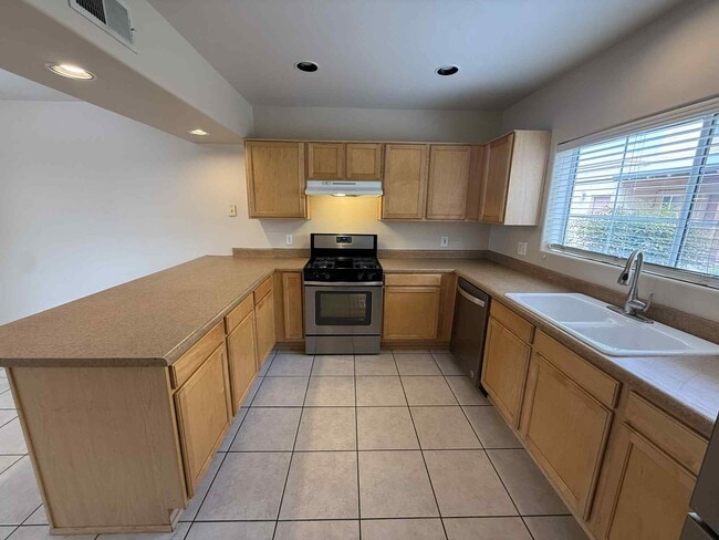 Building Photo - 500 N Forgeus Ave