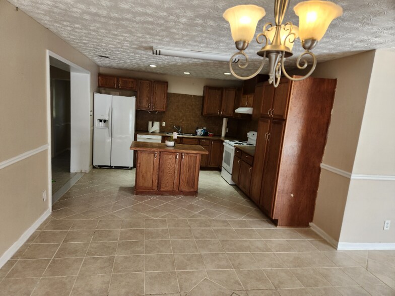 Building Photo - 235 Sunnylane Dr