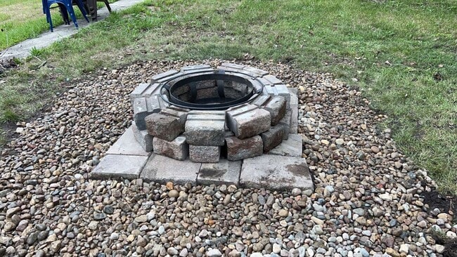 Building Photo - Close to town 2 Bedroom 1 Bath