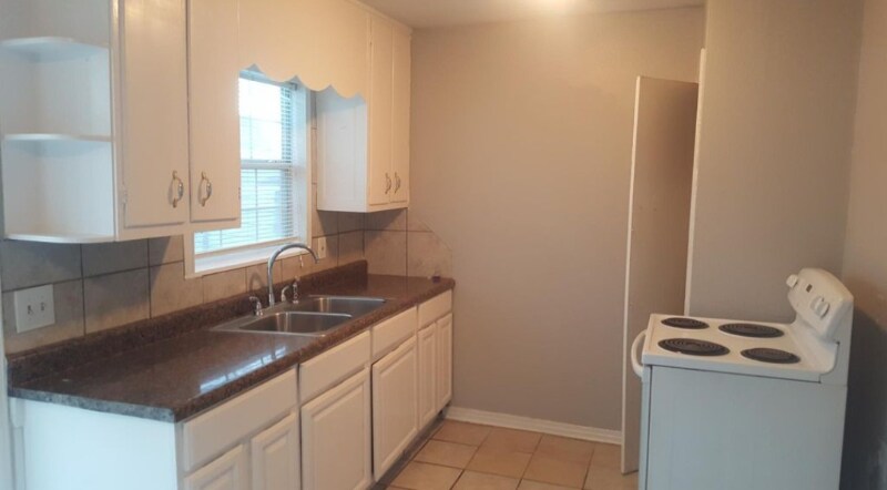 Building Photo - 2208 Farola Dr