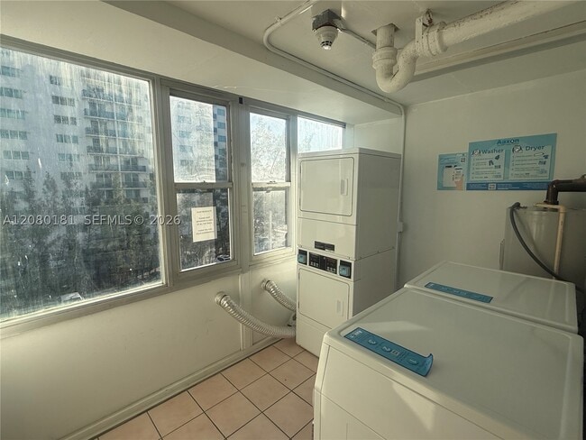 Building Photo - 7545 E Treasure Dr