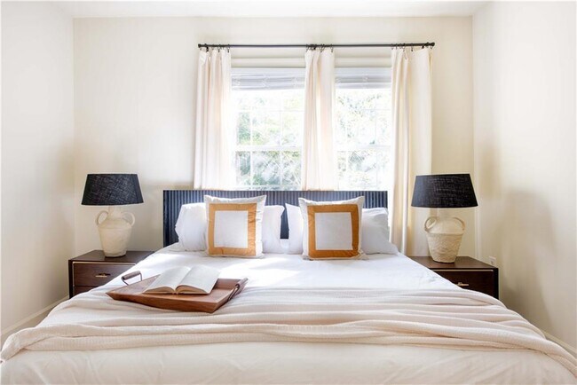 Building Photo - 1402 Markan Dr NE