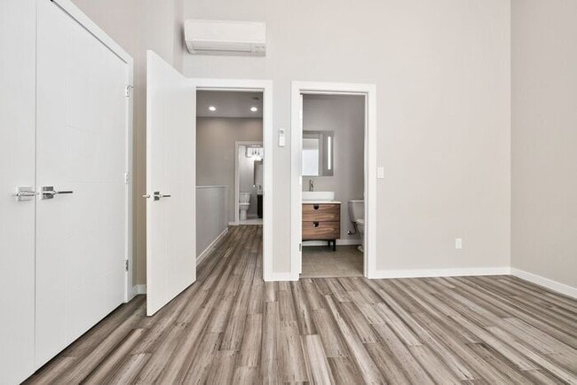 Building Photo - Elegant Mt. Baker End Unit Townhome with AIR CONDITIONING