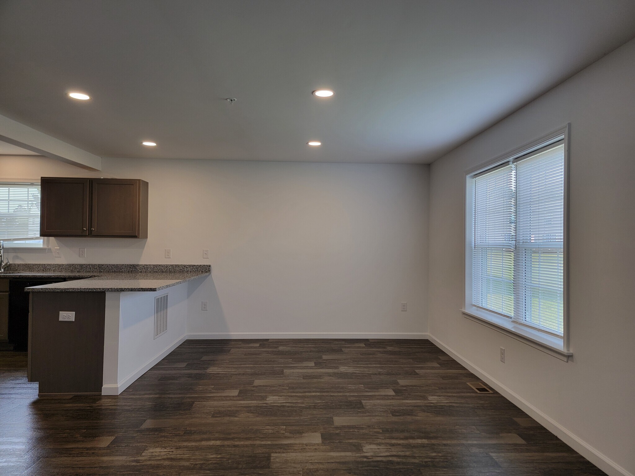Building Photo - 124 Robert Cir