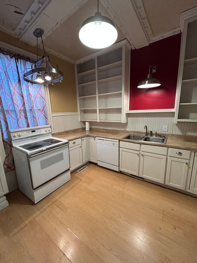 Building Photo - Charming Historic 4-Bedroom Home in the He...