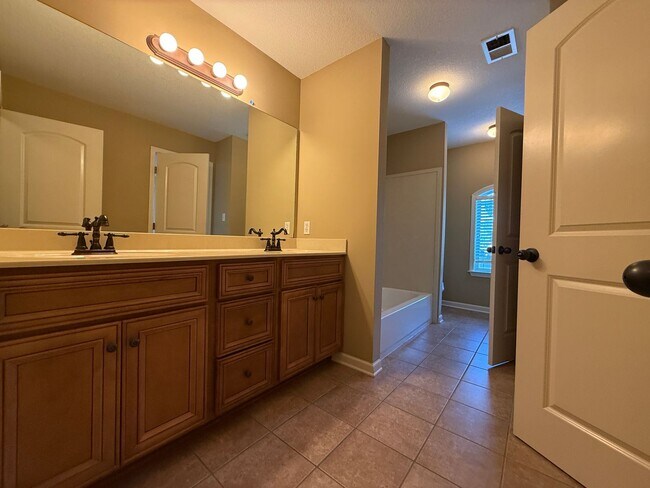 Building Photo - BEAUTIFUL SPACIOUS HOME IN BARTLETT