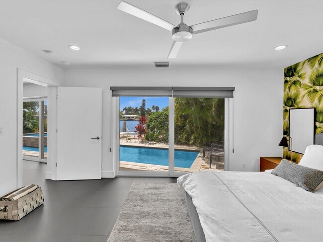 Building Photo - 1640 NE 43rd St